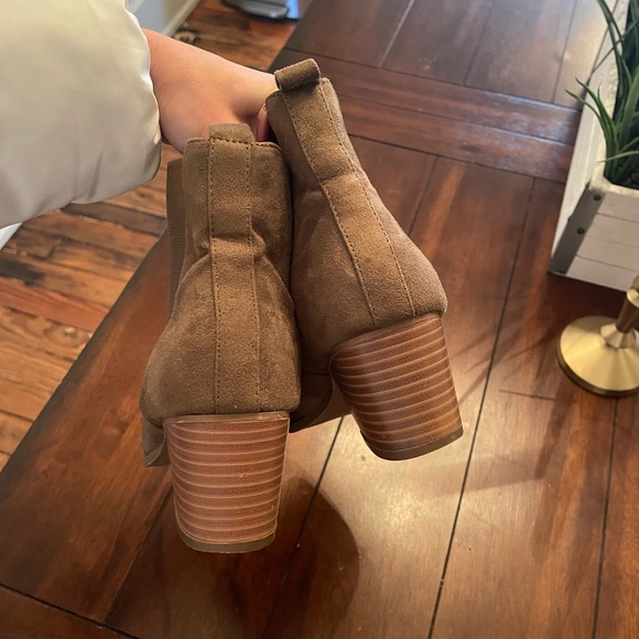 Faux suede pointed toe olive green boots - Picture 4 of 5